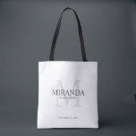 Tote Bag Monogramme et nom de la servante d'accueil personn<br><div class="desc">Ajoutez une touche personnelle à votre mariage avec le monogramme et le cadeau de nom personnalisé de la femme de ménage. Ce design présente le nom personnalisé de la servante avec titre et date mariage en gris et monogramme en gris clair comme arrière - plan, dans le style de police...</div>