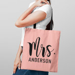 Tote Bag Monogramme Mariage moderne Mme Pink Black Script<br><div class="desc">Le sac fourre-tout de mariage personnalisé présente un monogramme du nom de famille marié de la mariée,  en style noir,  avec un arrière - plan rose vif. Design recto-verso.</div>