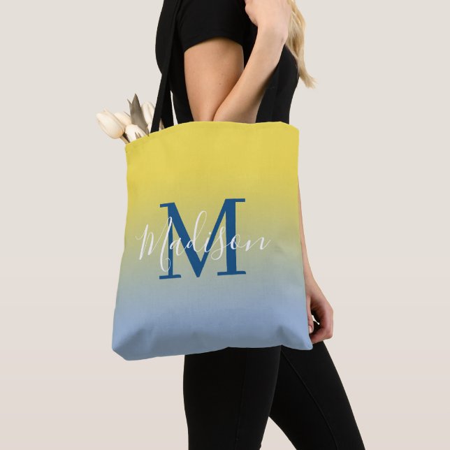 Tote Bag Monogramme moderne Nom Jaune à bleu clair Dégradé (De près)