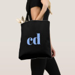 Tote Bag Monogramme noir bleu clair initiales élégant moder<br><div class="desc">Un arrière - plan noir classique et chic. Personnalisez et ajoutez vos initiales de monogramme écrites avec des lettres en bloc bleu clair. Moderne,  tendance et simple.</div>