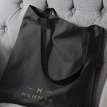 Tote Bag Monogramme Noir | Élégant minimaliste moderne<br><div class="desc">Un design simple et élégant monogramme personnalisé dans une typographie minimaliste dorée moderne sur un arrière - plan noir off. Les initiales et le nom du monogramme peuvent facilement être personnalisés avec la ligne de fonction pour rendre un design aussi unique que vous êtes! Le cadeau ou accessoire sur mesure...</div>