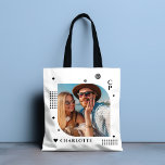 Tote Bag Monogramme Nom Photo Tendance Simple Moderne<br><div class="desc">Monogram Name Photo Trendy Simple Modern Sacs fourre-tout dispose d'une de vos photos préférées avec votre nom personnalisé et monogramme en élégant script noir. Personnalisez en modifiant le texte dans les zones de texte fournies. Parfait pour l'anniversaire, Noël, Fête des Mères, Fête des pères, soeur, cousins, meilleurs amis et plus...</div>