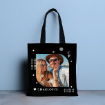 Tote Bag Monogramme Nom Photo Tendance Simple Moderne<br><div class="desc">Monogram Name Photo Trendy Simple Modern Sacs fourre-tout dispose d'une de vos photos préférées avec votre nom personnalisé et monogramme dans un élégant script blanc. Personnalisez en modifiant le texte dans les zones de texte fournies. Parfait pour l'anniversaire, Noël, Fête des Mères, Fête des pères, soeur, cousins, meilleurs amis et...</div>
