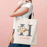Tote Bag Monogramme personnalisé de corail blanc Whimsical<br><div class="desc">Un élégant sac fourre-tout personnalisé présente un design de bouquet floral en automne fantaisiste avec des fleurs colorées d'aquarelle, des feuilles et de la verdure dans les tons rose pâle, jaune doré, rouge corail et vert. Personnalisez le texte gris foncé et rouge orange avec un prénom et une initiale. Fait...</div>