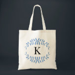 Tote Bag Monogramme personnalisé de couronne bleu clair<br><div class="desc">Simple, élégant, moderne et tendance feuille moderne ou motif de couronne fleurie ou design en Cornflower ou Bleu clair avec une couleur blanche arrière - plan et noir personnalisé Monogramme ou initial dans un Sac fourre-tout de toile de police préppy. Cliquez sur le bouton "Customisez-le" pour personnaliser votre cadeau afin...</div>