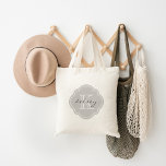 Tote Bag Monogramme personnalisé gris<br><div class="desc">Cute Girly Sac fourre-tout moderne avec un nom personnalisé personnalisé et le Monogramme initial dans une Vintage marocaine Quatrefoil Forme de trèfle Cadre</div>