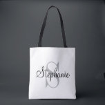 Tote Bag Monogramme Personnalisé Moderne et Élégant en Noir<br><div class="desc">Un sac fourre-tout moderne et élégant présente un design de monogramme personnalisé simple et minimaliste en gris et noir (les couleurs peuvent être modifiées) qui peut être personnalisé avec une initiale et un nom en écriture cursive. Cadeau parfait pour la femme spéciale dans votre vie... maman, sœur, fille, tante, grand-mère...</div>