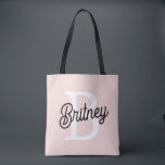 Tote Bag Monogramme personnalisé moderne et prénom Rose pas<br><div class="desc">Nous vous présentons notre sac fourre-tout rose pastel personnalisé avec monogramme et nom moderne, un accessoire élégant et fonctionnel pour une utilisation quotidienne ou comme cadeau attentionné. Ce sac fourre-tout présente un design contemporain dans une douce teinte rose pastel, personnalisé avec votre monogramme et votre nom pour un effet sur...</div>