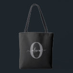 Tote Bag Monogramme personnalisé Nom de script noir blanc g<br><div class="desc">Ce monogramme élégant et design de nom de script peut être offert en cadeau pour un anniversaire, mariage, douche nuptiale, anniversaire, fête des mères ou toute occasion. Il peut être personnalisé avec l'initiale et le nom de la personne. Vous pouvez modifier la police, la couleur de police, la taille de...</div>