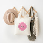 Tote Bag Monogramme personnalisé rose<br><div class="desc">Cute Girly Sac fourre-tout moderne avec un nom personnalisé personnalisé et le Monogramme initial dans une Vintage marocaine Quatrefoil Forme de trèfle Cadre</div>