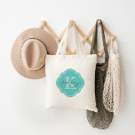 Tote Bag Monogramme personnalisé Turquoise<br><div class="desc">Cute Girly Sac fourre-tout moderne avec un nom personnalisé personnalisé et le Monogramme initial dans une Vintage marocaine Quatrefoil Forme de trèfle Cadre</div>