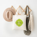 Tote Bag Monogramme personnalisé vert pomme<br><div class="desc">Cute Girly Sac fourre-tout moderne avec un nom personnalisé personnalisé et le Monogramme initial dans une Vintage marocaine Quatrefoil Forme de trèfle Cadre</div>