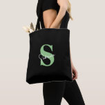 Tote Bag Monogramme personnalisé vert sauge minimaliste mod<br><div class="desc">Ce sac fourre-tout noir moderne, élégant et minimaliste est l'accessoire personnalisé parfait pour les mariées et les demoiselles d'honneur. Avec un monogramme en vert sauge doux représentant l'initiale du prénom et le prénom en écriture blanche, il allie sophistication et praticité, idéal pour les essentiels du jour du mariage ou pour...</div>