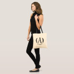 Tote Bag Monogramme Unisex |<br><div class="desc">Un sac fourre-tout unique avec un grand monogramme et un nom personnalisé en dessous. Un excellent article à utiliser pour votre cadeau personnalisé pour ce grand sac fourre-tout pour tous les invités mariages mâle ou femelle.</div>