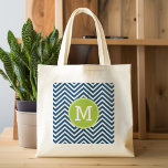 Tote Bag Motif blanc Chevron de marine avec Monogramme vert<br><div class="desc">Un design coloré et preppy avec une zone pour monogrammes. La marine et les chevrons blancs comprennent un cercle vert pour vous permettre d'ajouter votre premier cercle. Si vous devez ajuster l'illustration ou modifier la police, vous pouvez cliquer sur la zone personnaliser. Cela vous mènera à l'outil de conception où...</div>