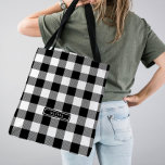 Tote Bag Motif de Buffalo Noir Plaid Monogramme<br><div class="desc">Ce sac fourre-tout de femme de motif monogrammé à bison noir est le cadeau parfait pour elle. Le design est composé d'un classique motif en plaid de buffle noir et blanc. Personnalisez le sac avec son prénom ou son nom de famille.</div>