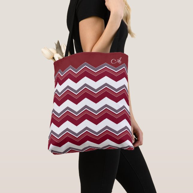 Tote Bag Motif de chevron de Bourgogne avec monogramme (De près)