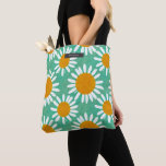 Tote Bag Motif de la marguerite surdimensionné<br><div class="desc">Peinture motif inspiré avec des marguerites surdimensionnées sur arrière - plan vert. Personnalisez avec nom sur rectangle gris au sommet.</div>