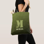 Tote Bag Motif de maillage géométrique d'olive verte de l'a<br><div class="desc">Monogramme Personnalisez le cadeau sur tout le sac fourre-tout imprimé pour lui avec votre initiale et votre nom personnalisés. Motif géométrique en maille à dégradé d'olive vert de l'armée. Militaire dégradé géométrique maillage motif triangles ombre. Huile verte d'olive foncée de l'armée pour équipement de soldat, camo. Il imite les paysages...</div>