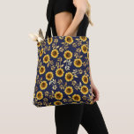 Tote Bag Motif ensoleillé de feuille de tournesols de<br><div class="desc">Ce motif floral élégant et chic est parfait pour la saison d'été. il comporte jaune et brune motif de tournesol peint par aquarelle avec le feuille de feuille d'or imprimé par faux sur un arrière - plan simple de bleu marine. Cette copie est à la mode, pays, et moderne. NOTE...</div>