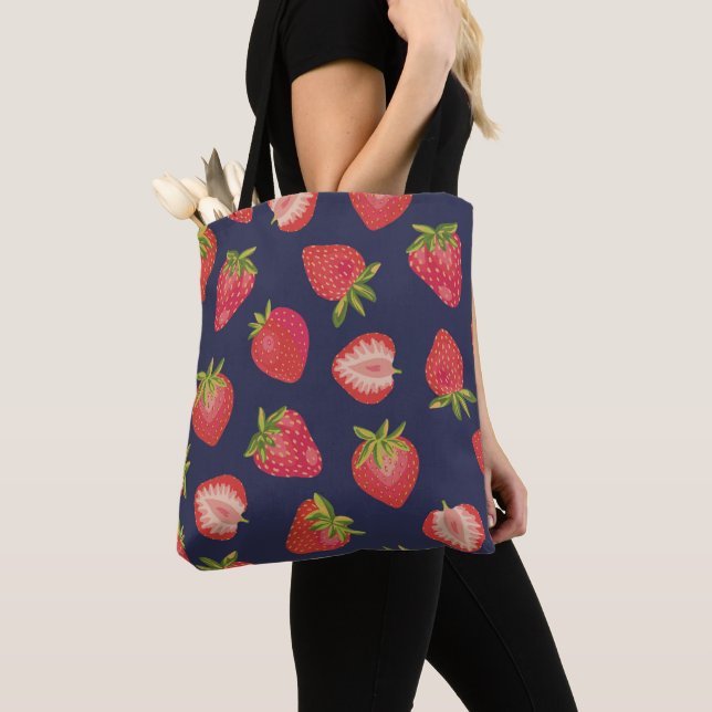Tote Bag Motif fraise sur fond bleu (De près)