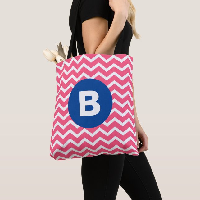 Tote Bag Motif monogramme chevron rose vif et blanc (De près)