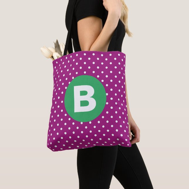 Tote Bag Motif pois violets sur fond vert avec monogramme (De près)