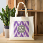 Tote Bag Motif pourpre et gris Chevron avec Monogram<br><div class="desc">Un design populaire avec des couleurs fusain et aubergine et une zone pour ajouter votre monogramme ou nom. Couleurs et motifs tendance pour votre téléphone. Si vous devez ajuster les monogrammes,  cliquez sur le bouton personnaliser et apporter des modifications.</div>