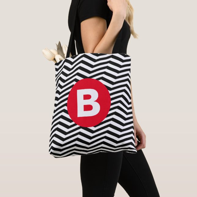 Tote Bag Motif Zig Zag Noir et Blanc Monogramme Rouge (De près)