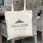 Tote Bag Mountain Peaks Destination Wedding Bienvenue<br><div class="desc">Bienvenue invités à votre mariage de destination hivernale avec ces sacs fourre-tout personnalisés chic et modernes. Design présente une illustration de sommets enneigés en bleu avec votre destination mariage en dessous (illustrée avec Telluride, Colorado) en lettrage serif classique. Ajoutez vos noms sous le script cursif manuscrit, ainsi que l'année. Les...</div>