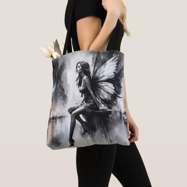 Tote Bag Mystique ailée fille noir et blanc urbain (De près)