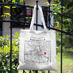 Tote Bag Nashville Love Locator | Accueil du Mariage de car<br><div class="desc">Un sac fourre-tout amusant pour un mariage ou toute autre occasion se déroulant dans la belle ville de Nashville. Cette fourre-tout dispose d'une carte du centre-ville à l'intérieur d'un coffret encadré en noir. Au sommet se trouve un accueil de bienvenue et le nom de la ville. Sur le côté inférieur...</div>