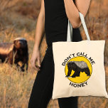 Tote Bag Ne m'appelez pas Chérie Citation drôle du Blaireau<br><div class="desc">Sac à provisions drôle avec citation du ratel. Les femmes sont fortes et les ratsels aussi, alors 'Ne m'appelez pas Chérie'. Ce design d'art féministe drôle de ratel est idéal pour votre sac à provisions pour faire les courses parce que faire du shopping est un business difficile. Ce design célèbre...</div>