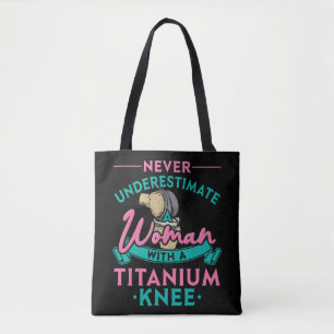 Tote Bag Ne Sous-Estimez Jamais Une Femme Avec Un Genou En
