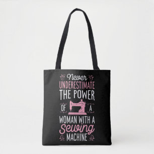 Tote Bag Ne Sous-Estimez Jamais Une Femme Avec Une Machine 