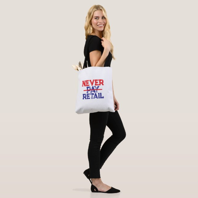 Tote Bag Never Pay Retail – Bold Shopper Statement Tee (Sur le modèle)