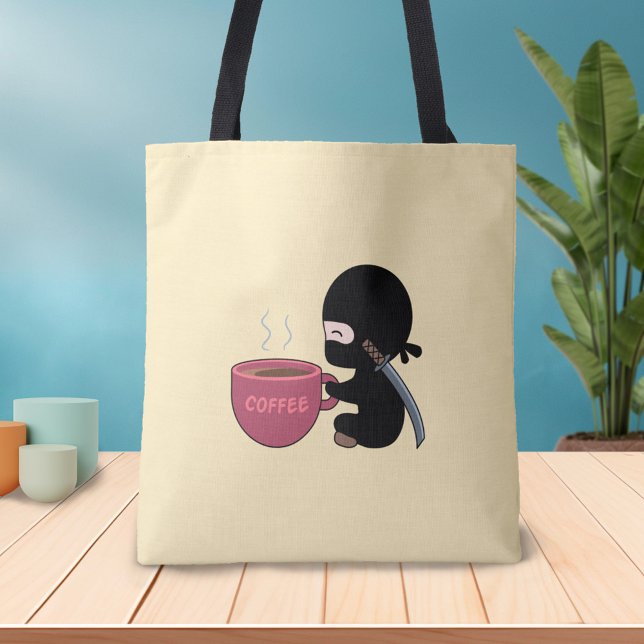 Tote Bag Ninja minuscule avec une grande tasse de café sur  (Créateur téléchargé)