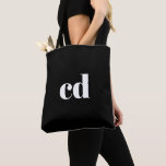 Tote Bag Noir blanc initiales en gras<br><div class="desc">Un arrière - plan noir classique et chic. Personnalisez et ajoutez vos initiales de monogramme écrites avec des lettres en blocs blancs. Moderne,  tendance et simple.</div>