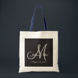 Tote Bag Noir de base Mariage Fabrique Monogramme Grande va<br><div class="desc">Son aussi doux et moitié aussi poussiéreux. Monogramme noir de base 3d. Découvrez cette 3d Monogram Basic Black design.Gothique noir cherchez votre soirée de mariage. Monogrammes,  texte et nom de mariée et de mariée sont faciles à changer selon vos besoins. Toutes les oeuvres et images ©nuptial.</div>