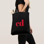 Tote Bag Noir rouge monogramme initiales élégant moderne<br><div class="desc">Un arrière - plan noir classique et chic. Personnalisez et ajoutez vos initiales de monogramme écrites avec des lettres de bloc rouges. Moderne,  tendance et simple.</div>