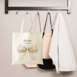 Tote Bag Nom crème beige de l'arc de la servante<br><div class="desc">Décoré d'un grand arc beige crème. Personnalisez et ajoutez le nom de votre servante.</div>