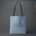 Tote Bag Nom de demoiselle d'honneur personnalisé<br><div class="desc">Un sac bleu poussiéreux moderne chic avec un nom de script noir et un cœur doré qui est parfait pour une demande de demoiselle d'honneur. Vos demoiselles d'honneur peuvent remplir leur fourre-tout avec l'essentiel pour les voyages en soirée Bachelorette,  ou avec l'essentiel à apporter le matin du mariage.</div>