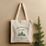Tote Bag Nom de famille personnalisé Christmas Tree Farm Re<br><div class="desc">Emportez des encouragements de vacances partout où vous allez avec notre sac fourre-tout personnalisé! Doté de votre nom de famille et d'un design rétro de ferme de sapins de Noël en vert sage,  il est parfait pour faire du shopping,  des cadeaux et diffuser des vibrations festives!</div>