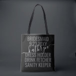 Tote Bag Nom de la servante moderne Black White<br><div class="desc">Personnalisé Black and White Bridesmaid Nom Sac fourre-tout personnalisé avec texte et libellé modifiables pour votre date,  destination ou lieu,  nom,  et une citation amusante comme "porte-robe,  buvette,  gardien de santé" fait un bon souvenir pour toutes vos servantes d'accueil.</div>