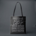 Tote Bag Nom de la servante moderne Black White<br><div class="desc">Personnalisé Black and White Bridesmaid Nom Sac fourre-tout personnalisé avec texte et libellé modifiables pour votre date,  destination ou lieu,  nom,  et une citation amusante comme "porte-robe,  buvette,  gardien de santé" fait un bon souvenir pour toutes vos servantes d'accueil.</div>