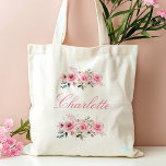 Tote Bag Nom de la servante rose florale<br><div class="desc">Pink Floral Bridesmaid Nom Sac fourre-tout Cet élégant sac fourre-tout d'aquarelle à fleurs roses est une proposition ou un cadeau parfait de femme de ménage. Doté d'un nom personnalisé en calligraphie magnifique, il est un accessoire élégant et pratique pour votre célébration mariage. Son design floral délicat ajoute une touche de...</div>