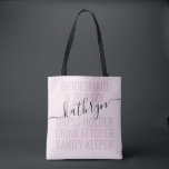Tote Bag Nom de la servante rose personnalisée Personnalisé<br><div class="desc">Personnalisé Pink and Black Bridesmaid Nom Sac fourre-tout personnalisé avec texte et libellé modifiables pour votre date,  destination ou lieu,  nom,  et une citation amusante comme "porte-robe,  buvez le fourgon,  gardien de santé" fait un souvenir amusant et utile pour toutes vos demoiselles d'honneur.</div>
