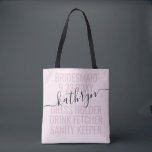 Tote Bag Nom de la servante rose personnalisée Personnalisé<br><div class="desc">Personnalisé Pink and Black Bridesmaid Nom Sac fourre-tout personnalisé avec texte et libellé modifiables pour votre date,  destination ou lieu,  nom,  et une citation amusante comme "porte-robe,  buvez le fourgon,  gardien de santé" fait un souvenir amusant et utile pour toutes vos demoiselles d'honneur.</div>