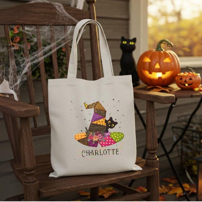 Tote Bag Nom de l'Halloween de la surface composée du Casqu (Trendy Patchwork Witch With Black Cat Friend. Easy personalize name.)