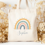 Tote Bag Nom des enfants Boho Pastel Tons de la Terre<br><div class="desc">Ce sac fourre-tout présente un arc-en-ciel boho dans des tons de terre pastel muet,  gris,  pêche,  vert et or. Personnalisez-le avec son nom en écriture manuscrite grise.</div>